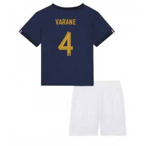 Lacne Dětský Futbalové dres Francúzsko Raphael Varane #4 MS 2022 Krátky Rukáv - Domáci (+ trenírky)